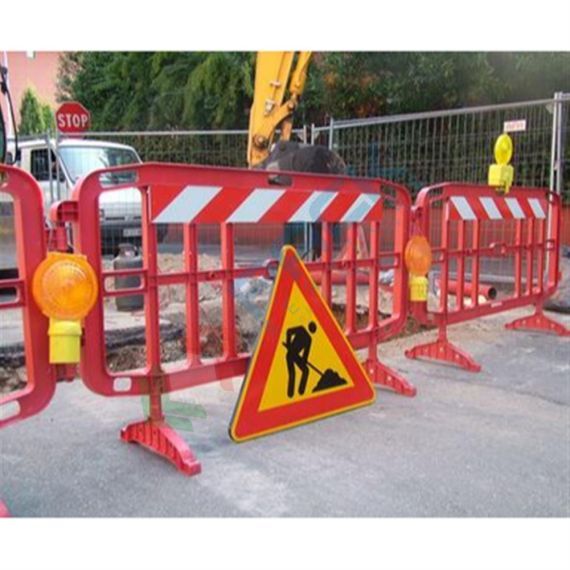 Transenna in plastica (PP) stradale, Mis. 200 x 102 cm, colore rosso, Tipologia: Transenna Stradale in PP, Colore: Rosso, 6 image vendita, produzione, prezzi e offerte