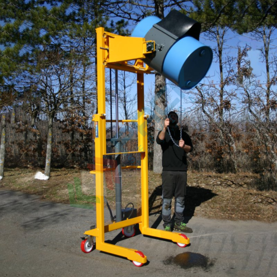 Carrello ribaltatore manuale completo di girafusti frontale, in acciaio verniciato, Mis. 1270 L x 1150 P x 2000 H mm, ideale per fusti in plastica e metallo, 4 image vendita, produzione, prezzi e offerte
