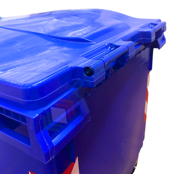 Cassonetto per la raccolta differenziata rifiuti, capacità 660 Lt, certificato UNI EN 840, coperchio piano, colore blu, Tipologia: Cassonetto UNI EN 840, Capacità: 660 Lt, Chiusura: Coperchio Piano, Versione: Standard, Colore: Blu, 7 image vendita, produzione, prezzi e offerte